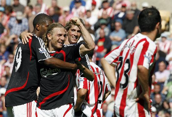 重庆球迷邀请“铁帅”李章洙吃火锅：李章洙很喜欢重庆的麻辣